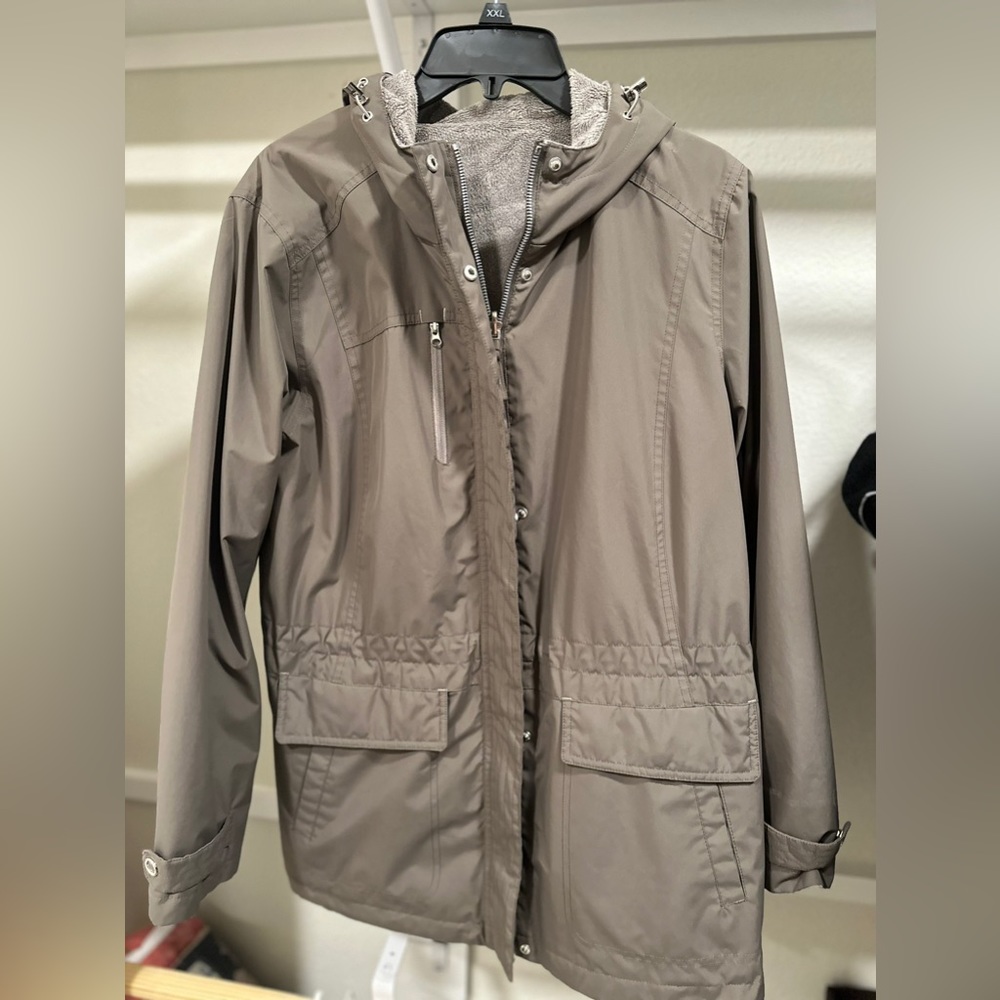 Free country women’s coat. Size large. Olive green. Worn once. Non smoking home